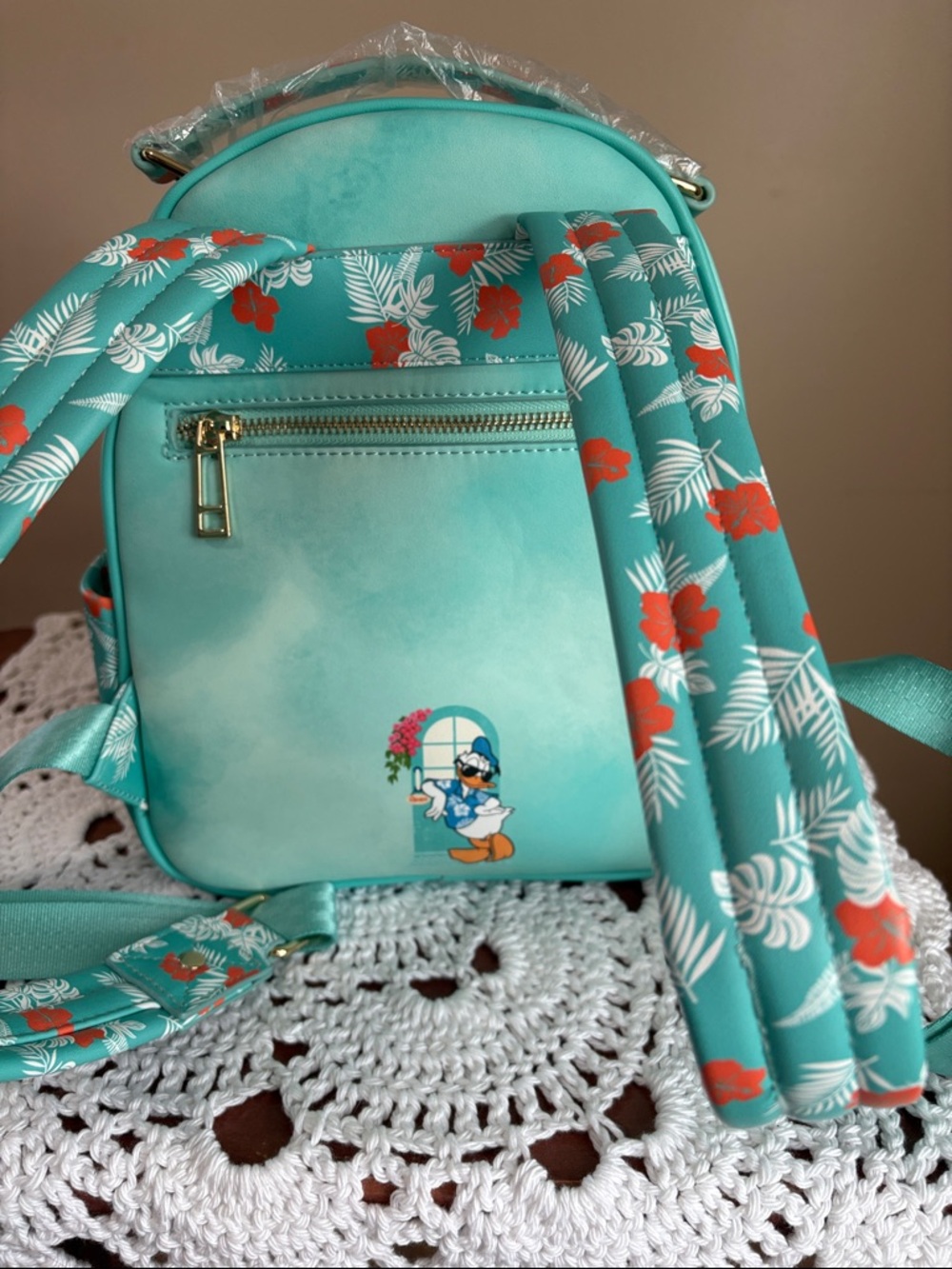 Our Universe Disney Donald Duck & Nephews 90th  Anniversary Beach Theme Bag NWT - Picture 5 of 8